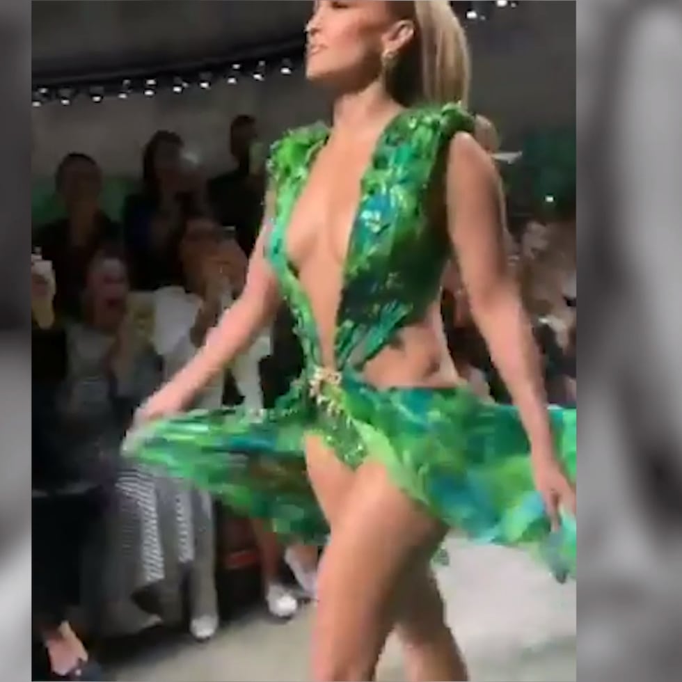 Jennifer Lopez rompe Internet (otra vez) y desfila con el Versace
