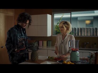 Winona Ryder regresa al universo de ‘Eduardo Manostijeras’ en un anuncio de la Super Bowl con Timothée Chalamet