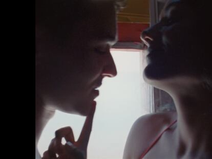 Aron Piper, Simone Ashley y Fernando Lindez se empapan del espíritu de Paula’s Ibiza en el último vídeo de Loewe