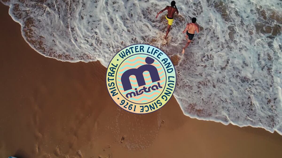 Vuelve la chica surfista de los 90: todas las prendas para vestir