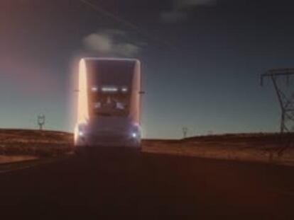 Tesla presenta un camión eléctrico y el deportivo más rápido del mercado
