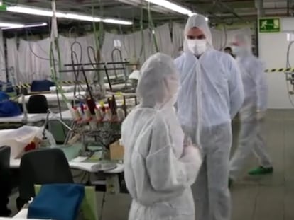 Sánchez y Marta Álvarez visitan un taller de El Corte Inglés que elabora mascarillas