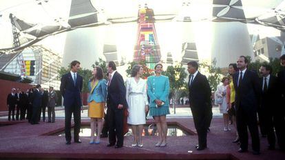 De izquierda a derecha, el entonces príncipe Felipe, la infanta Elena, el rey Juan Carlos, doña Sofía, la infanta Crisitina, Felipe González y Manuel Cháves, en la inauguración de la Expo hace 25 años.