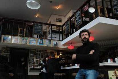 El director de cine Alberto Rodríguez, en el bar La Estraza.