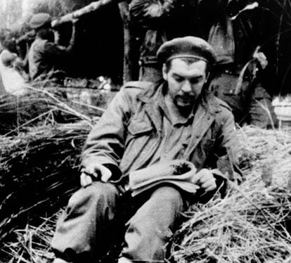 Ernesto 'Che' Guevara leyendo en el Congo en 1965.