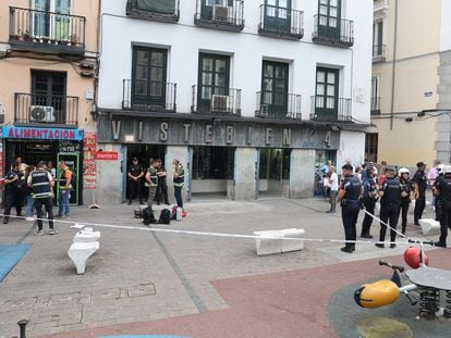 Agentes de la Policía Nacional en el lugar del asesinato de una comerciante en la plaza de Tirso de Molina en Madrid, el lunes.