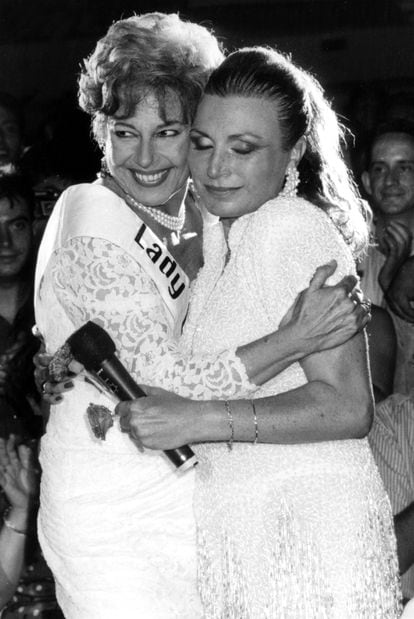 Laura Valenzuela fue nombrada con el título de 'Lady España' en el año 1989. Aquí, abraza a la cantante Rocío Jurado durante una actuación de esta última en la gala de elección.