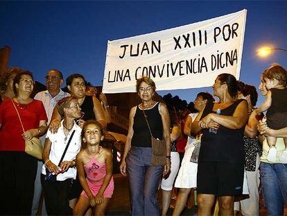 Vecinos del segundo sector de Juan XXIII, anoche, en la manifestación convocada para pedir más seguridad.