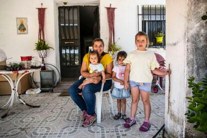 Montaña Ferrer y sus tres hijas, en el porche de su casa en Aldea del Cano. 