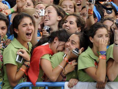 Un grupo de jóvenes hace fotos a Benedicto XVI.