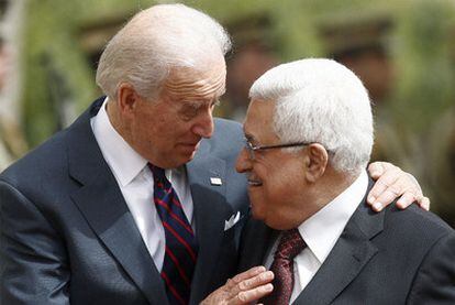 El vicepresidente estadounidense, Joe Biden, saluda al presidente palestino, Mahmud Abbas, en Ramala.