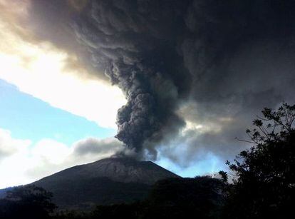 El volcán Chaparrastique expulsa ceniza al este de El Salvador