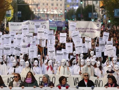 Manifestación contra la violencia hacia las mujeres en Madrid, esta mañana.