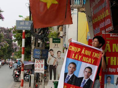 Un vietnamita, con un cartel de Obama en Hanoi.