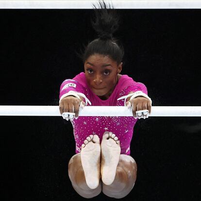 Gymnastics - 2023 World Artistic Gymnastics Championships Training - Sportpaleis, Antwerp, Belgium - September 28, 2023 Simone Biles of the U.S. in action on the uneven bars during training REUTERS/Yves Herman     TPX IMAGES OF THE DAY