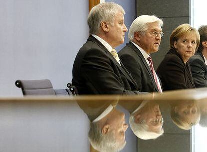 El primer ministro de Baviera, Horst Seeofer; el vicecanciller alemán, Frank-Walter Steinmeier, y al fondo, la canciller, Angela Merkel.