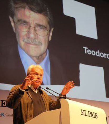 González recoge el Ortega y Gasset en nombre de Teodoro Petkoff.