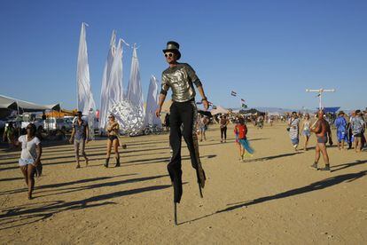 Un participante anda sobre zancos en el Festival Afrikaburn en Sudáfrica.