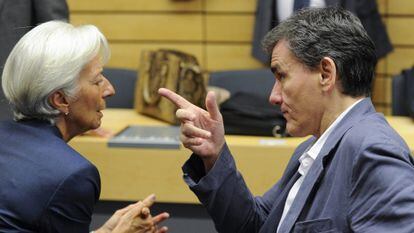 La directora gerente del FMI, Christine Lagarde, conversa con el ministro de Finanzas griego, Euclid Tsakalotos.