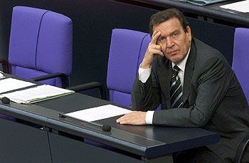 El canciller alemán, Gerhard Schröder, durante un debate en el Bundestag.
