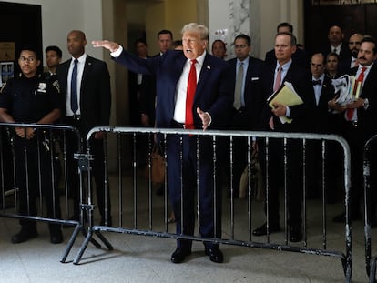 Donald Trump se dirige a los medios durante una pausa del juicio celebrado en Nueva York el pasado día 4.