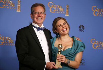 Chris Buck y Jennifer Lee, directores de 'Frozen', de Disney, con el premio a mejor película de animación.