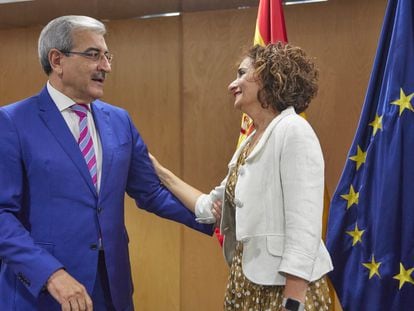 El vicepresidente del Gobierno de Canarias, Román Rodríguez, junto a la ministra María Jesús Montero, el miércoles en Madrid, con motivo del Consejo de Política Fiscal y Financiera.