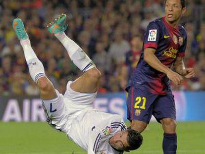 Adriano observa un remate fallido de Cristiano Ronaldo