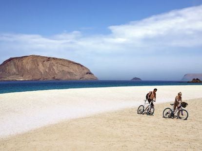 La playa de las Conchas, una de las más espectaculares de la isla canaria de La Graciosa.