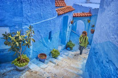 La localidad marroquí de Chauen o Chefchauen se encuentra cerca de Tetuán, en las estribaciones de las montañas del Rif. Es famosa por el color de sus viviendas, teñidas de azul para ahuyentar a los insectos. Se trata de una tradición que se remonta al último siglo, anteriorimente se usaba el blanco.