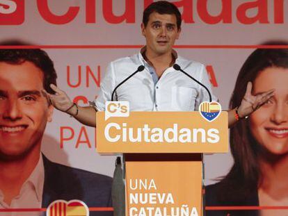 Albert Rivera, ante un cartel electoral con su foto y la de Arrimadas. 