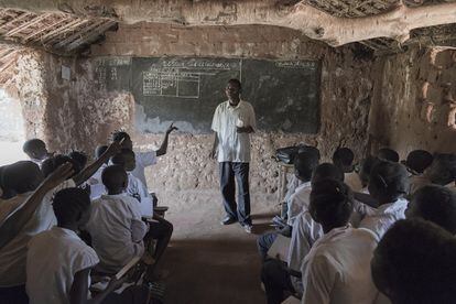 En la clase de sexto, el alumnado presta atención y participa durante las explicaciones del profesor Ngoyi Wamadimba. 