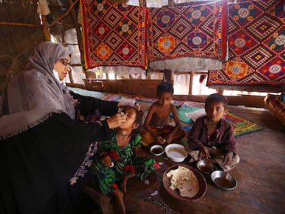 Una enfermera administra la vacuna oral de la polio a una niña en Karachi, Pakistán.