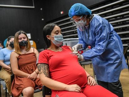 Una mujer recibe la vacuna de Pfizer en Medellín (Colombia), el pasado 24 de julio.