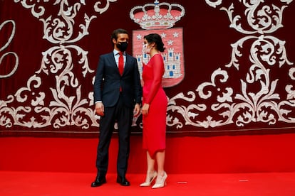 The president of the Popular Party, Pablo Casado, talks with the president of the Community of Madrid, Isabel Díaz Ayuso, after his inauguration at the Royal Post Office this Saturday. EFE / JJ Guillén