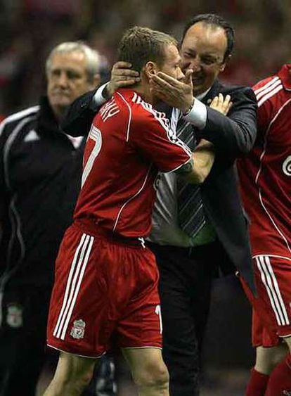 Rafa Benítez felicita a Bellamy tras la eliminación del Chelsea.