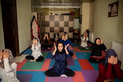 Una imagen del pasado que difícilmente se repetiría ahora, un grupo de mujeres practica yoga en Kabul en abril de 2021. La fotógrafa Kiana Hayeri es pesimista: “No veo la luz al final del túnel”