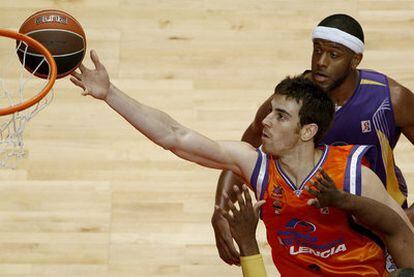 Víctor Claver lanza a canasta ante Robinson, en los cuartos de la Copa del Rey contra el Valladolid.