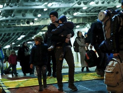 Refugiados desembarcan de un ferry en el puerto del Pireo.