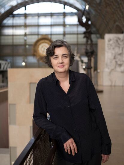 Laurence des Cars, hasta ahora responsable del Museo de Orsay en París, será a sus 54 años la primera presidenta del Louvre, el museo más grande del mundo. Des Cars, una historiadora del arte especializada en el siglo XIX, sustituirá en el Museo del Louvre desde el 1 de septiembre a Jean-Luc Martinez, que lleva en el cargo desde 2013. El primer y gran desafío de la nueva responsable del Louvre será recuperar el nivel de asistencia al museo, que en 2020 cayó un 72% respecto a los 9,6 millones de visitantes en 2019 a causa de los cierres por la crisis sanitaria ocasionada por la pandemia.