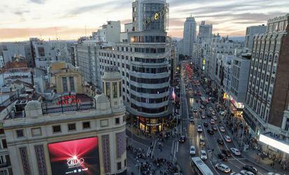 Vista de la plaza de Callao y de los cines Capitol en Gran V&iacute;a.
 