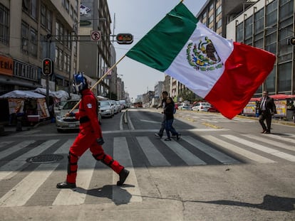 Un joven voluntario participa en el simulacro nacional en la zona centro de Ciudad de México.