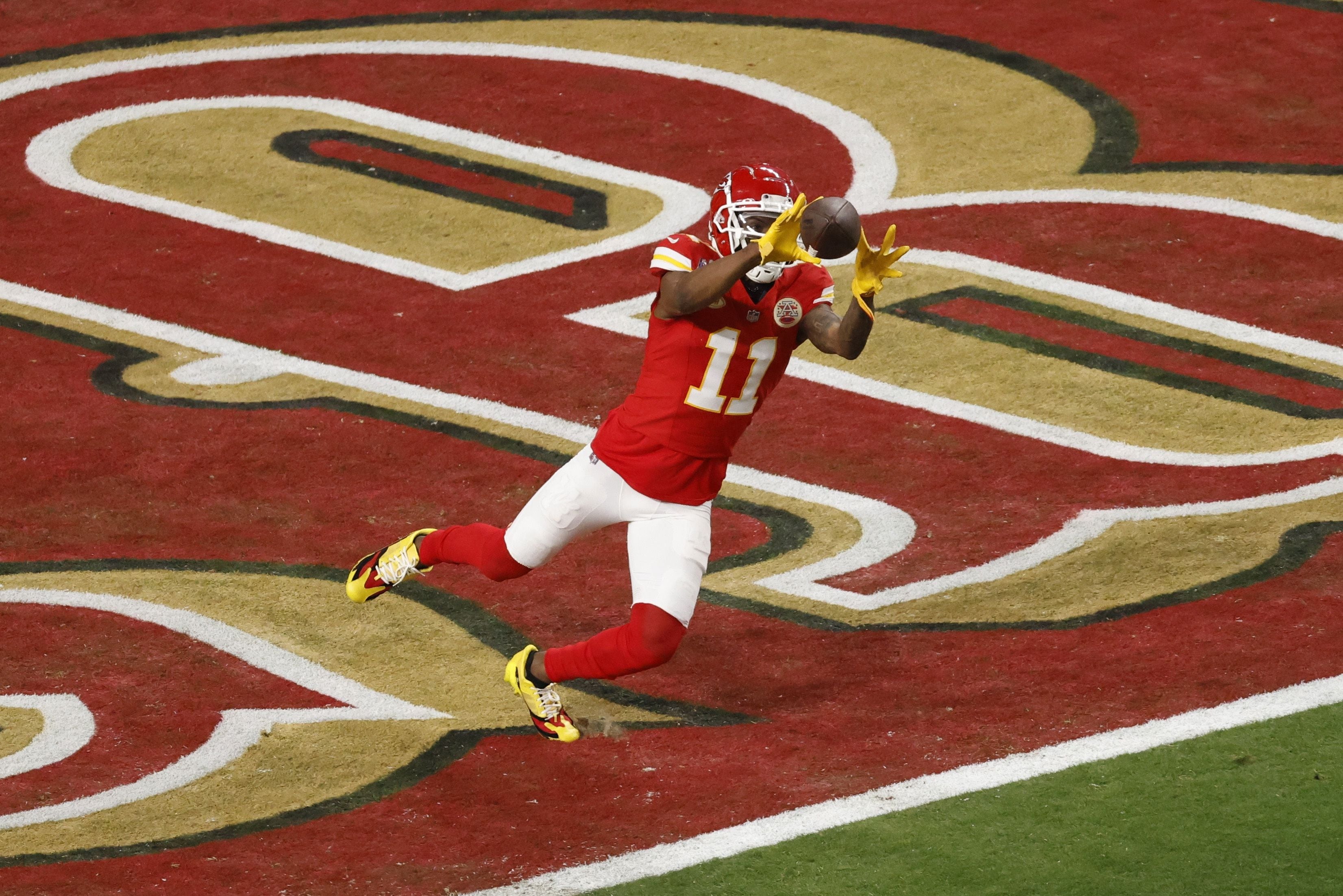 Las Vegas (United States), 11/02/2024.- Kansas City Chiefs wide receiver Marquez Valdes-Scantling catches a pass resulting in a touchdown during the second half of Super Bowl LVIII between the Kansas City Chiefs and the San Fransisco 49ers at Allegiant Stadium in Las Vegas, Nevada, USA, 11 February 2024. The Super Bowl is the annual championship game of the NFL between the AFC Champion and the NFC Champion and has been held every year since 1967. EFE/EPA/CAROLINE BREHMAN
