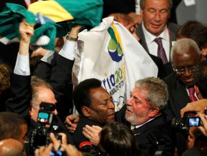 El presidente de Brasil, Luis Inacio Lula da Silva, abraza al futbolista, que llora de alegría tras la victoria de Río de Janeiro en la votación del Comité Olímpico Internacional (COI) en Copenhague (Dinamarca) para organizar los Juegos Olímpicos del 2016, venciendo a Madrid en la última ronda, en 2009.