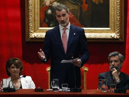 El rey Felipe VI, durante su intervención en el acto de entrega de despachos a la última promoción de fiscales en presencia de la ministra de Justicia en funciones, Dolores Delgado y el presidente del Tribunal Supremo y del Consejo General del Poder Judicial (CGPJ), Carlos Lesmes.