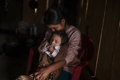 Una joven de 18 años carga a su hija, en una comunidad indígena en el Estado de Guerrero.