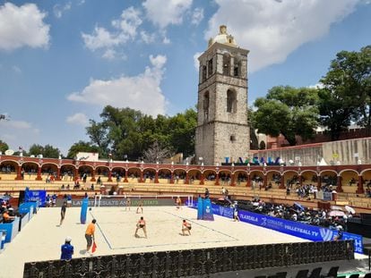 La plaza de toros Jorge Aguilar adaptada como cancha de voleibol, en la ciudad de Tlaxcala.