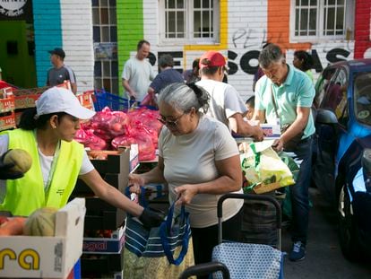 Un reparto de alimentos en Aluche, por la asociación Red de Apoyo Mutuo Aluche, el pasado 17 de septiembre.