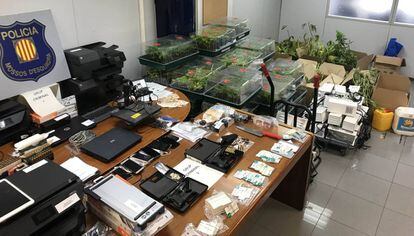 Material requisado por los Mossos durante el operativo.