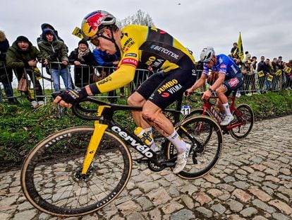 Van Aert, de amarillo, y Van der Poel, el domingo pasado en Flandes.